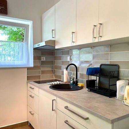 Quiet, Green, Relaxing Place - 2 Bedroom Apartment Balatonfured Bagian luar foto