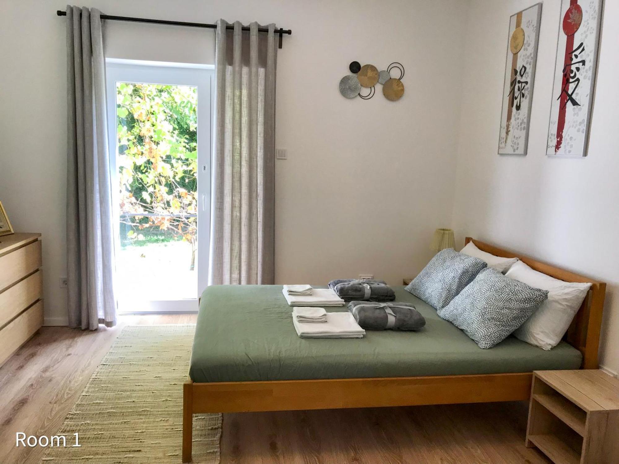 Quiet, Green, Relaxing Place - 2 Bedroom Apartment Balatonfured Bagian luar foto