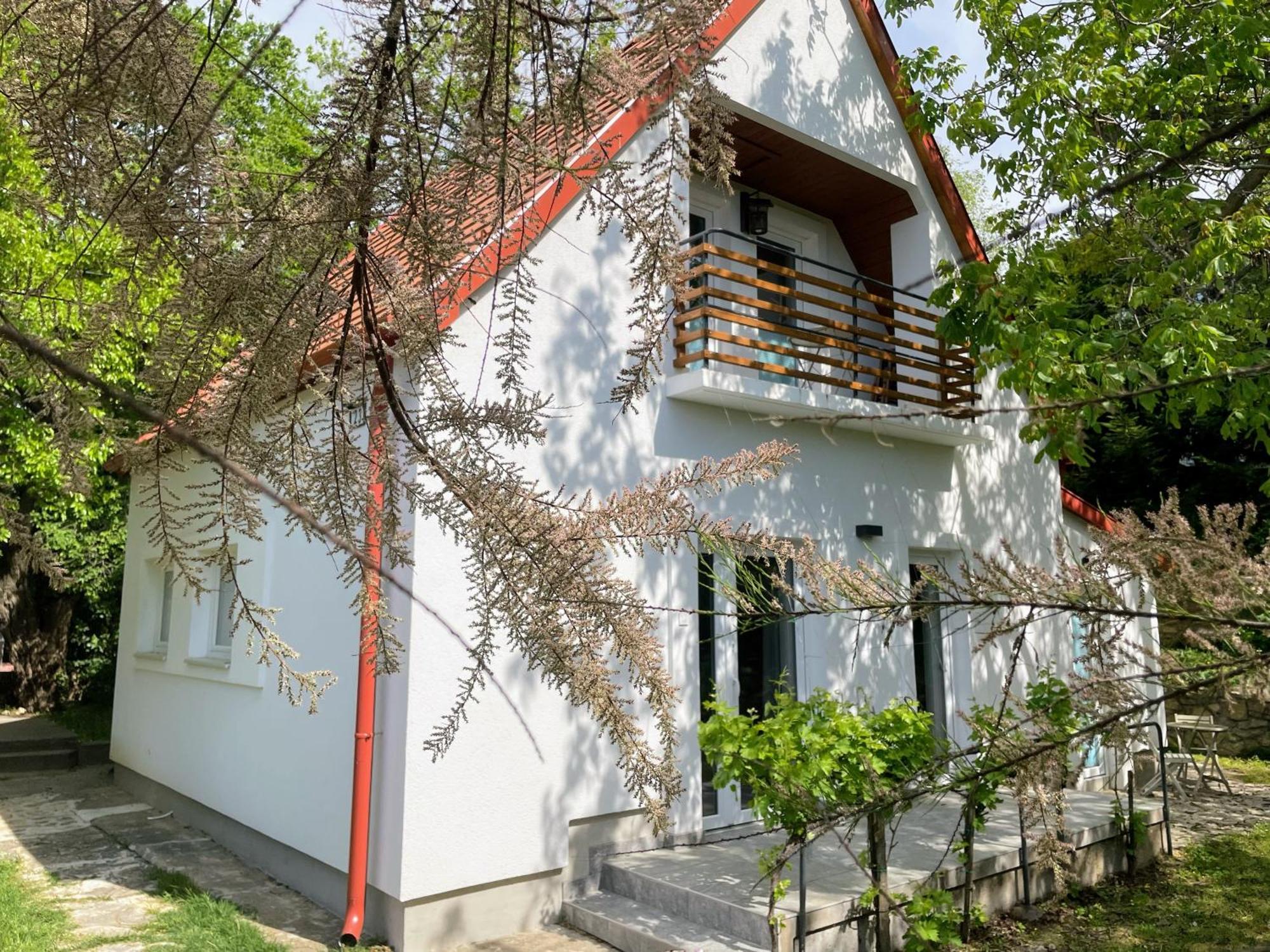 Quiet, Green, Relaxing Place - 2 Bedroom Apartment Balatonfured Bagian luar foto