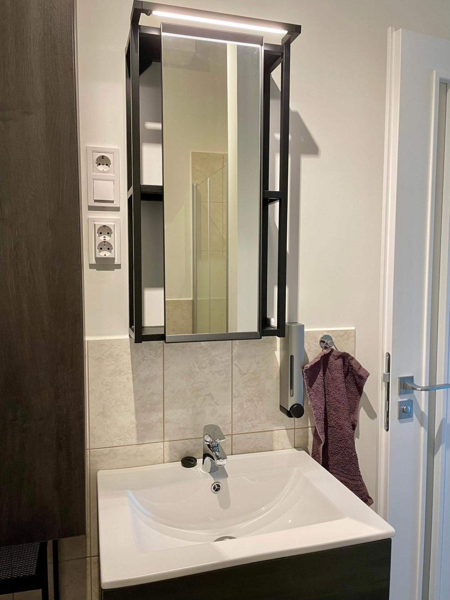 Quiet, Green, Relaxing Place - 2 Bedroom Apartment Balatonfured Bagian luar foto