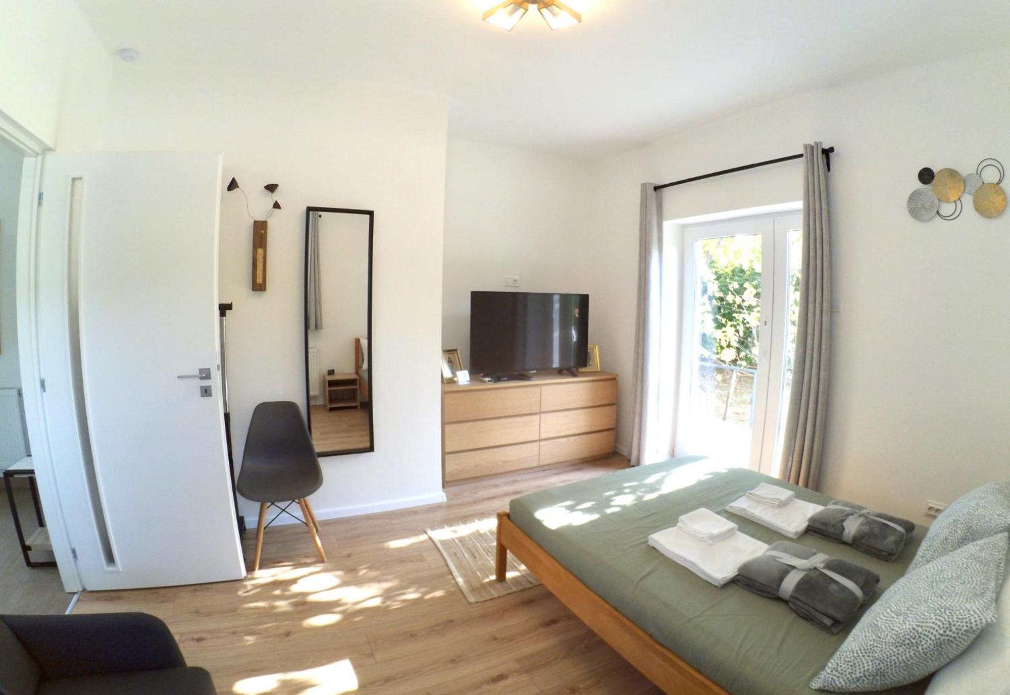 Quiet, Green, Relaxing Place - 2 Bedroom Apartment Balatonfured Bagian luar foto